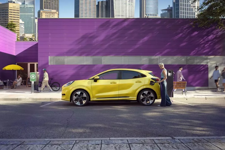 Mức giá xe Ford Puma Gen-E 2025 tại châu Âu khởi điểm là 36.900 euro (38.800 USD - khoảng hơn 921 triệu đồng) tại Đức, khiến đây trở thành mẫu xe điện giá cả phải chăng nhất của Ford trong khu vực. Để so sánh, mẫu xe chạy bằng xăng Puma có giá khởi điểm là 28.900 euro (30.400 USD), trong khi mẫu xe hybrid Puma ST có giá là 40.600 euro (42.700 USD).