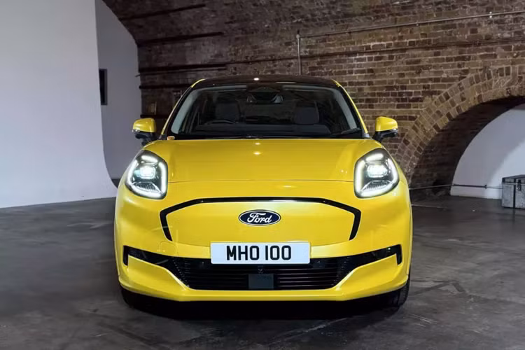 Với sức mạnh ở cấp độ ST, phạm vi hoạt động 376 km cũng như nội thất được cải tiến, Ford Puma Gen-E 2025 mới đang bước vào cuộc đua xe EV cỡ nhỏ với Stellantis và Renault 4. Puma Gen-E dựa trên Fiesta chạy bằng một động cơ điện duy nhất gắn trên trục trước, tạo ra công suất 166 mã lực và mô-men xoắn 290 Nm.