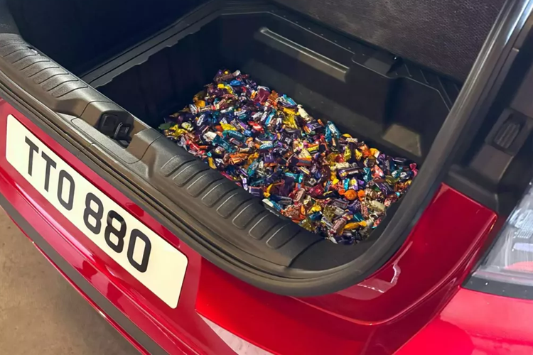 Buồng lái kỹ thuật số được chia sẻ với Puma chạy xăng, bao gồm cụm đồng hồ kỹ thuật số 12,8 inch và màn hình cảm ứng thông tin giải trí 12 inch, được giới thiệu vào đầu năm nay như một phần của bản cập nhật giữa vòng đời. Tuy nhiên, phiên bản điện có bảng điều khiển trung tâm nâng lên với ngăn chứa đồ mới tận dụng không gian thường bị hộp số chiếm giữ.