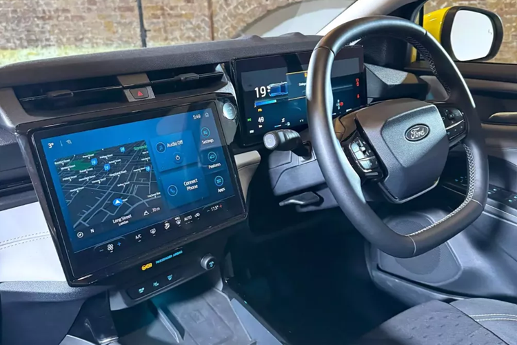 Điểm mạnh của Puma Gen-E nằm ở thiết kế và tính thực tế. Chiếc SUV này được trang bị cản trước được cải tiến với lưới tản nhiệt đóng và các cửa hút gió thanh mảnh hơn gợi nhớ đến Mustang Mach-E. Ngoài ra, xe không có thay đổi gì nhiều ở thiếu kế ngoài những nâng cấp nhỏ như vành hợp kim độc đáo, cánh gió sau được tinh chỉnh đôi chút và tất nhiên là không có ống xả.