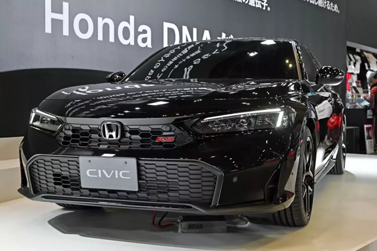 Được phát triển dựa trên Civic Hatchback, Honda Civic RS hiệu năng cao khi có mặt trên thị trường sẽ được định vị thấp hơn Civic Type R. Có thể nói, mẫu xe này lấp khoảng trống giữa Honda Civic Hatchback thông thường và Civic Type R hiệu suất cao hơn.