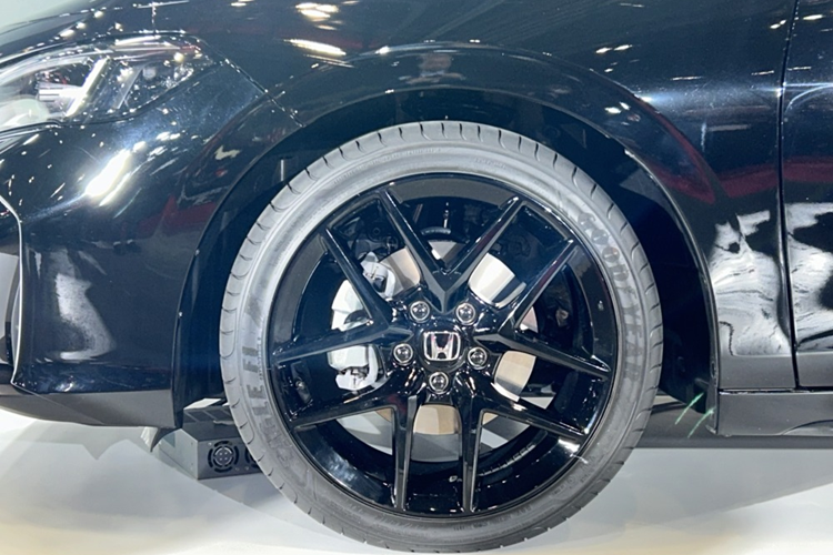 Trong khi đó, logo RS màu đỏ được đặt trên lưới tản nhiệt và cửa cốp, tạo sự tương phản với sơn ngoại thất. Toàn bộ những khu vực còn lại của thân vỏ và cả bộ vành hợp kim của Honda Civic RS đều không thay đổi so với Civic Hatchback tiêu chuẩn.