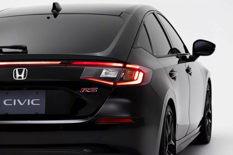 Bên cạnh đó, Honda Civic RS hoàn toàn mới được dự đoán sẽ có cả khóa vi sai hạn chế trượt, lò xo cứng hơn, hệ thống giảm xóc nâng cấp, thanh cân bằng dày hơn và đĩa phanh lớn hơn Civic Hatchback thông thường.