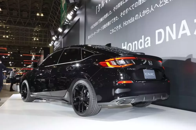 Xuất hiện trong triển lãm tại quê nhà Nhật Bản, Honda Civic RS khoác trên mình "bộ cánh" ngoại thất đen toàn bộ, càng tăng thêm vẻ huyền bí và ấn tượng cho mẫu xe này. Điểm nhấn của xe nằm ở cản trước tái thiết kế với những đường cắt sắc sảo hơn và khe gió hai bên hẹp hơn.