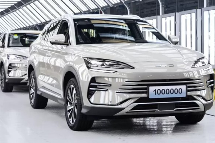 BYD cho biết Song Plus EV 2025 được tích hợp tới 10 chế độ lái ADAS, bao gồm phanh khẩn cấp tự động, hỗ trợ chệch làn đường, v.v. Song Plus EV 2025 có 2 tùy chọn hệ truyền động. Phiên bản tiêu chuẩn được trang bị một mô-tơ điện với công suất cực đại 200 mã lực và mô-men xoắn cực đại 310 Nm.