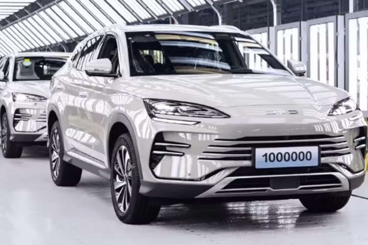 BYD cho biết Song Plus EV 2025 được tích hợp tới 10 chế độ lái ADAS, bao gồm phanh khẩn cấp tự động, hỗ trợ chệch làn đường, v.v. Song Plus EV 2025 có 2 tùy chọn hệ truyền động. Phiên bản tiêu chuẩn được trang bị một mô-tơ điện với công suất cực đại 200 mã lực và mô-men xoắn cực đại 310 Nm.