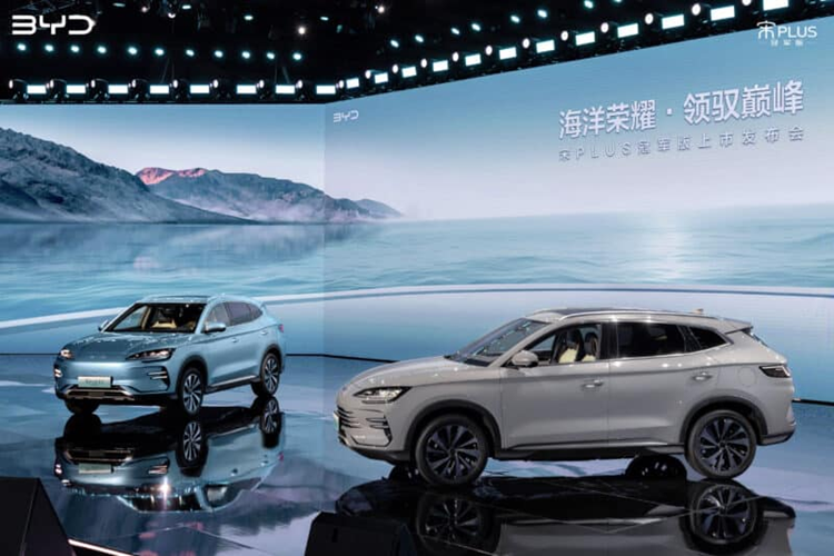 Trong khi đó, tổng thể thiết kế và các chi tiết ngoại thất khác của mẫu BYD Song Plus EV 2025 chạy điện này gần như không thay đổi so với bản tiền nhiệm. Ở bên trong, xe được trang bị màn hình trung tâm có kích thước 15,6 inch.