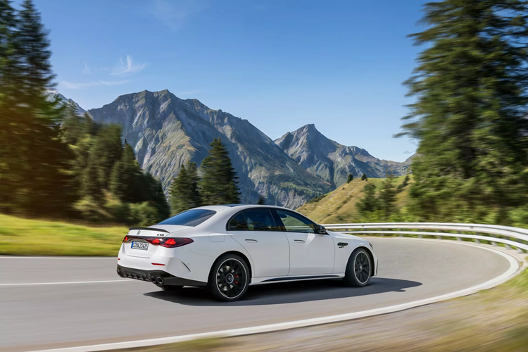 Mẫu xe Hybrid được trang bị tiêu chuẩn với hệ thống lái bánh sau chủ động và hệ thống treo AMG Ride Control với bộ giảm xóc thích ứng. Khách hàng có thể nâng cao trải nghiệm với gói AMG Dynamic Plus, bổ sung thêm bộ vi sai chống trượt sau, giá đỡ động cơ có thể điều chỉnh và mở khóa tốc độ giới hạn đạt mức 280 km/h.