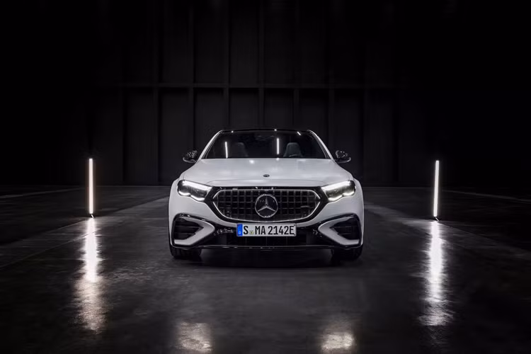 Mẫu sedan Mercedes-AMG E 53 Hybrid 2025 hiệu năng cao có động cơ sáu xi-lanh thẳng hàng 3.0 lít tăng áp, một động cơ điện và bộ pin 21,2 kWh. Với trang bị này, chiếc xe có tổng công suất 577 mã lực và mô-men xoắn 749 Nm. Đối với chế độ Race Start, mức công suất của xe sẽ tăng lên 604 mã lực.