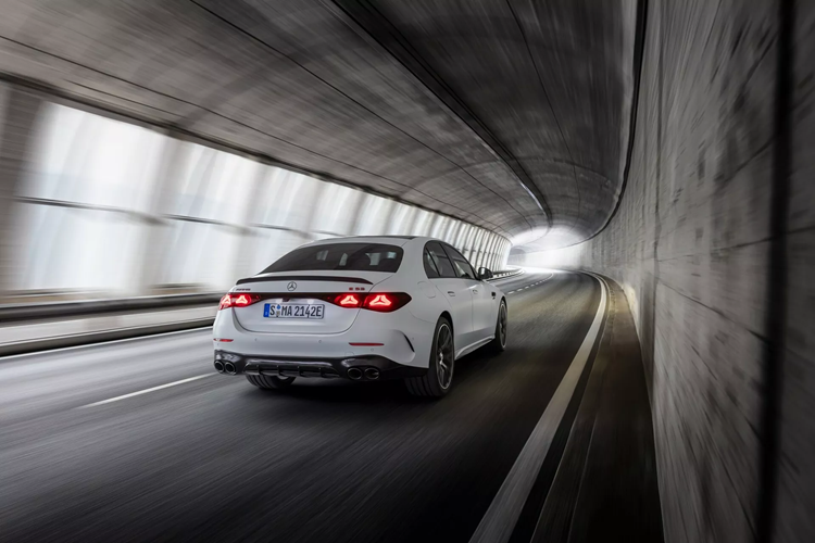 Ngoài ra, E 53 Hybrid còn cung cấp các gói AMG Night, AMG Night Plus và AMG Exterior Carbon Fiber. Các tùy chọn khác bao gồm da Nappa, ghế hiệu suất cao và màn hình hành khách phía trước 12,3 inch.