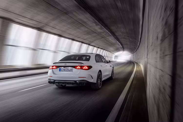 Ngoài ra, E 53 Hybrid còn cung cấp các gói AMG Night, AMG Night Plus và AMG Exterior Carbon Fiber. Các tùy chọn khác bao gồm da Nappa, ghế hiệu suất cao và màn hình hành khách phía trước 12,3 inch.