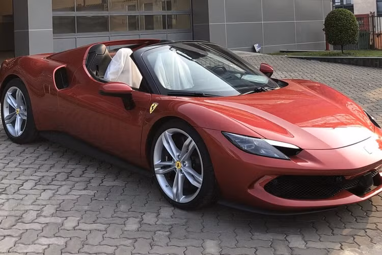 Thông số của mô-men xoắn cực đại do động cơ đốt trong và điện mang đến cho 296 GTB lần lượt là 425 Nm và 315 Nm. Hệ truyền động plug-in hybrid sẽ mang đến cho siêu xe Ferrari 296 GTB sẽ là 818 mã lực và mô-men xoắn cực đại là 740 Nm.