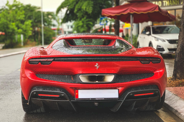 Siêu xe Ferrari 296 GTB tăng tốc từ vị trí xuất phát lên 100 km/h chỉ trong thời gian 2,9 giây trước khi đạt vận tốc tối đa 330 km/h. Dòng xe plug-in hybrid như Ferrari 296 GTB có thể di chuyển với quãng đường tối đa 25 km và vận tốc tối đa là 135 km/h chỉ với động cơ điện.