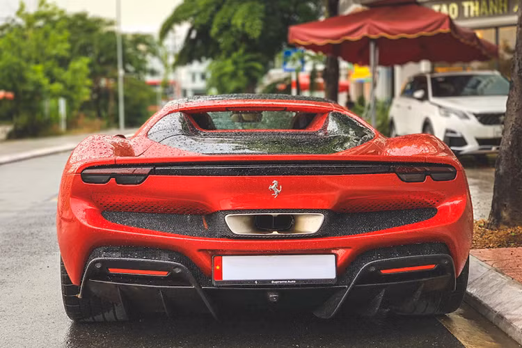 Siêu xe Ferrari 296 GTB tăng tốc từ vị trí xuất phát lên 100 km/h chỉ trong thời gian 2,9 giây trước khi đạt vận tốc tối đa 330 km/h. Dòng xe plug-in hybrid như Ferrari 296 GTB có thể di chuyển với quãng đường tối đa 25 km và vận tốc tối đa là 135 km/h chỉ với động cơ điện.