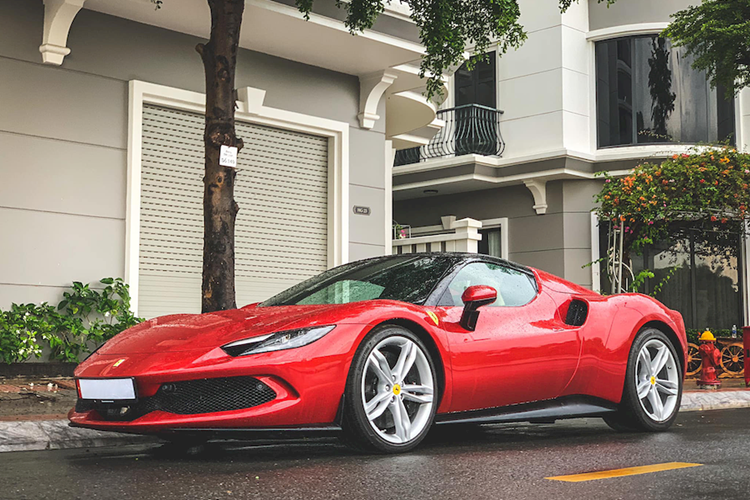 Về dòng xe 296 GTB, đây cũng là chiếc siêu xe Ferrari thứ 4 tại Việt Nam sở hữu hệ truyền động hybrid, cụ thể hơn là plug-in hybrid, 2 xe trước đó là Ferrari SF90 Stradale và Ferrari SF90 Spider, ngoài ra còn có bản mui trần Ferrari 296 GTS.