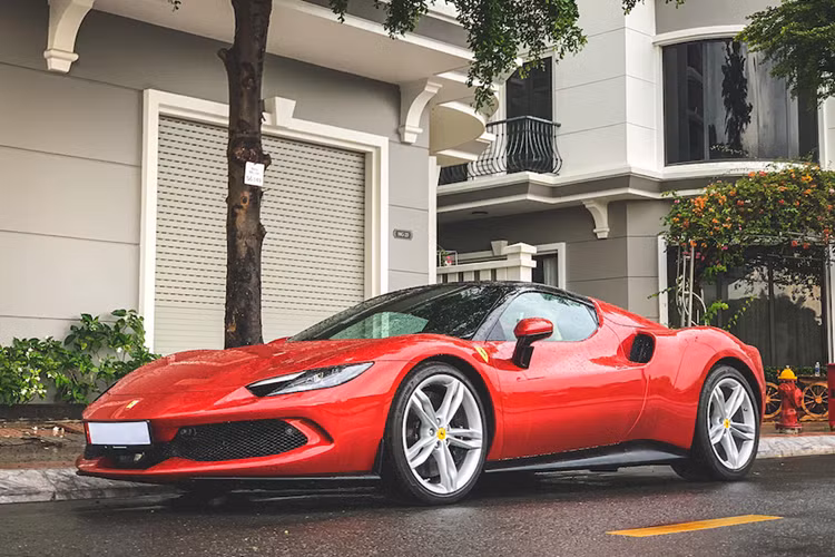 Về dòng xe 296 GTB, đây cũng là chiếc siêu xe Ferrari thứ 4 tại Việt Nam sở hữu hệ truyền động hybrid, cụ thể hơn là plug-in hybrid, 2 xe trước đó là Ferrari SF90 Stradale và Ferrari SF90 Spider, ngoài ra còn có bản mui trần Ferrari 296 GTS.