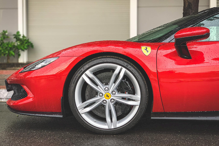 Ferrari 296 GTB của đại gia Sài thành sử dụng hệ truyền động plug-in hybrid với động cơ xăng V6, dung tích 2.9 lít tăng áp. Trong đó, động cơ đốt trong sản sinh công suất tối đa 654 mã lực và động cơ điện mang đến thêm công suất tối đa 164 mã lực.