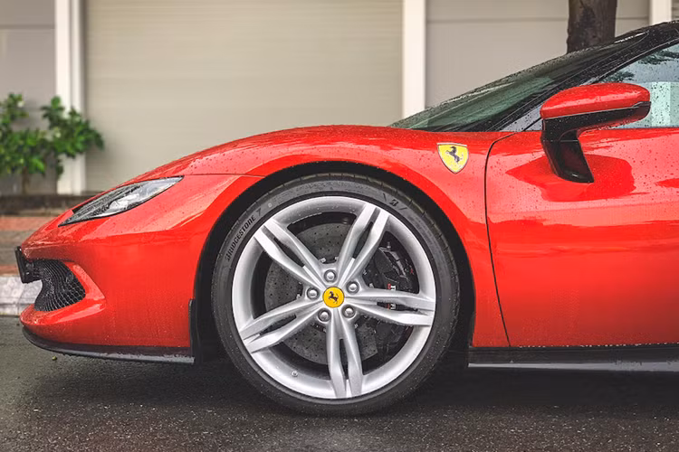 Ferrari 296 GTB của đại gia Sài thành sử dụng hệ truyền động plug-in hybrid với động cơ xăng V6, dung tích 2.9 lít tăng áp. Trong đó, động cơ đốt trong sản sinh công suất tối đa 654 mã lực và động cơ điện mang đến thêm công suất tối đa 164 mã lực.