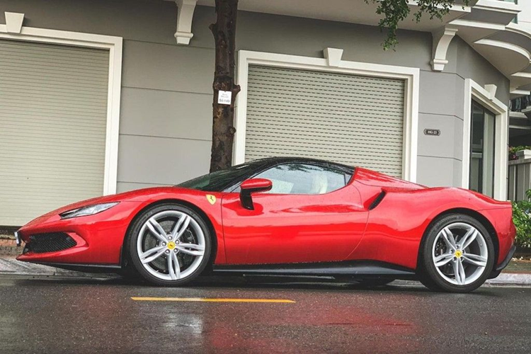 Siêu xe Ferrari 296 GTB vẫn sở hữu tính năng eManettino với các chế độ chạy eDrive, Hybrid, Performance và Qualify cùng với đó là các tính năng Manettino quen thuộc như tiêu chuẩn, thể thao, đua, CT off và cuối cùng là ESC off.