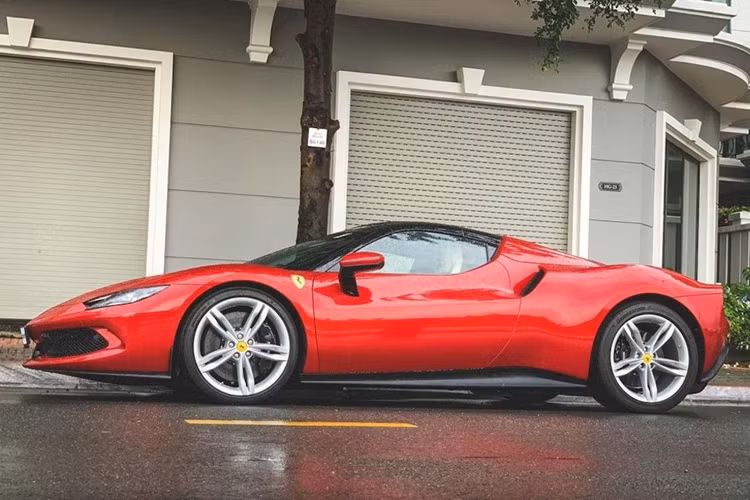 Siêu xe Ferrari 296 GTB vẫn sở hữu tính năng eManettino với các chế độ chạy eDrive, Hybrid, Performance và Qualify cùng với đó là các tính năng Manettino quen thuộc như tiêu chuẩn, thể thao, đua, CT off và cuối cùng là ESC off.