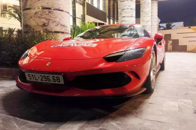 Số lượng dòng siêu xe Ferrari 296 tại Việt Nam đâu đó trên 6 chiếc, trong số này, phiên bản coupe có tên gọi là GTB chiếm đa số. Chiếc xe trong bài viết là mẫu Ferrari 296 chính hãng sở hữu màu sơn đỏ Rosso Corsa rất đặc trưng của hãng xe Ý, chưa kể là xe có thêm nhiều chi tiết carbon, sơn đen tạo điểm nhấn.