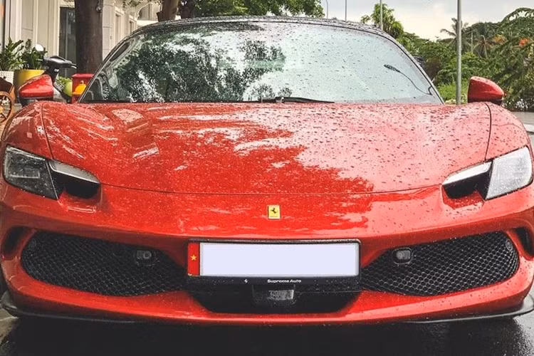 Chiếc xe Ferrari 296 GTB màu đỏ này được nhập khẩu chính hãng, với mức giá bán từ 21 tỷ đồng chưa bao gồm các tùy chọn thêm, cũng như chi phí để xe lăn bánh trên đường phố. Điểm nhấn của xe còn có biển số khá đẹp, với các con số 2,6,8,9 đều mang ý nghĩa may mắn như mãi trường thọ lộc đến phát tài.