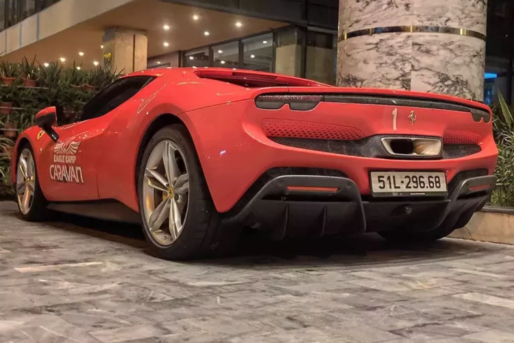 Mới đây, chiếc siêu xe Ferrari 296 GTB mang biển TP.HCM này đã bị bắt gặp xuất hiện tại Thành phố Đà Nẵng. Theo 1 số nguồn tin, chủ nhân đã cho "siêu ngựa" chạy đường dài ra đây, và trải nghiệm rất nhiều cao tốc khác nhau. Đây có lẽ là lần đầu, chiếc siêu xe Ferrari 296 GTB được mang đi chạy xa đến vậy.