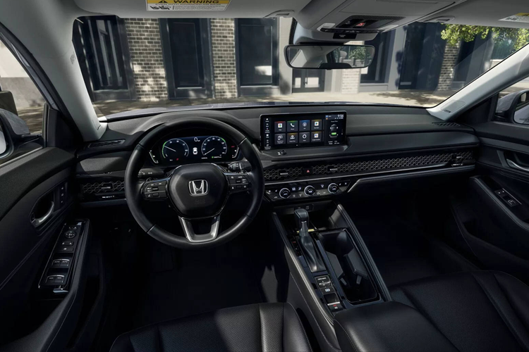 Ngoài ra, xe còn có cửa sổ trời chỉnh điện, điều hòa tự động hai vùng, hệ thống âm thanh 8 loa và các chi tiết trang trí màu đen piano kết hợp lưới kim loại giúp cho không gian nội thất bắt mắt và ấn tượng hơn. Các phiên bản hybrid sẽ có thêm bộ sạc không dây 15W cho điện thoại thông minh. Riêng bản Touring Hybrid cao cấp còn có sưởi vô-lăng.