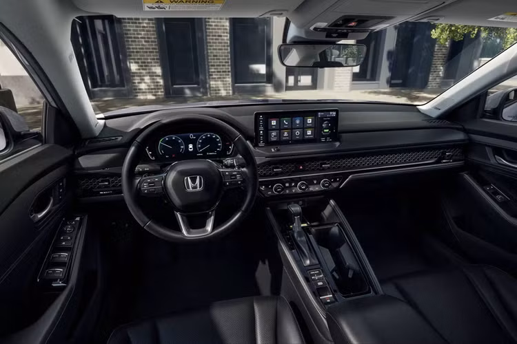 Ngoài ra, xe còn có cửa sổ trời chỉnh điện, điều hòa tự động hai vùng, hệ thống âm thanh 8 loa và các chi tiết trang trí màu đen piano kết hợp lưới kim loại giúp cho không gian nội thất bắt mắt và ấn tượng hơn. Các phiên bản hybrid sẽ có thêm bộ sạc không dây 15W cho điện thoại thông minh. Riêng bản Touring Hybrid cao cấp còn có sưởi vô-lăng.