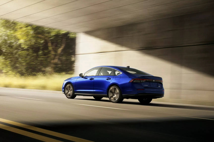 Mức giá xe Honda Accord 2025 tại thị trường Mỹ khởi điểm từ 28.295 USD (khoảng 696 triệu đồng), tăng thêm 400 USD (10 triệu đồng) so với đời trước. Nhiều khả năng bản cập nhật này sẽ dần dần được Honda đưa đến các thị trường khác trên toàn cầu trong thời gian sắp tới để tiếp tục cạnh tranh với đối thủ Toyota Camry.