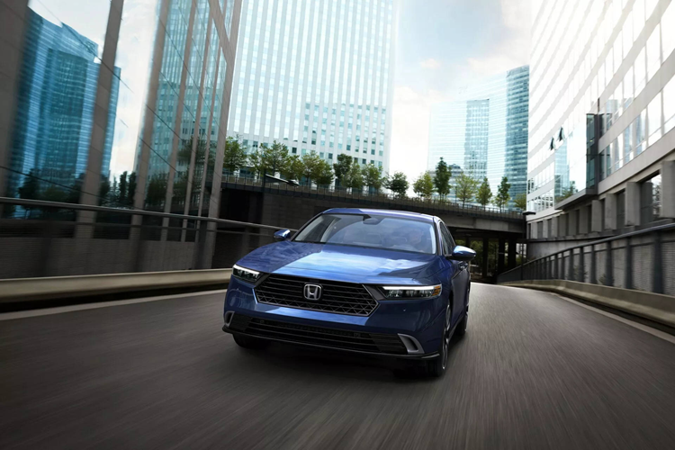 Mới đây, phiên bản nâng cấp Honda Accord 2025 mới đã ra mắt tại Mỹ. Do thế hệ Accord mới nhất hiện tại là thế hệ thứ 11 chỉ vừa chính thức được công bố vào cuối năm 2022 để bắt đầu kinh doanh từ năm 2023 trở đi, nên mẫu sedan hạng D này chưa cần thiết phải thay đổi quá nhiều. Hãng Nhật chỉ đưa ra một số chỉnh sửa và bổ sung ở quy mô nhỏ.