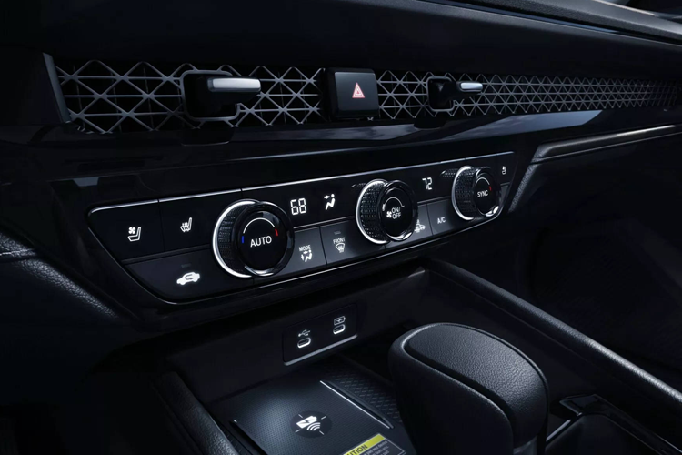 Trong khi đó, các bản còn lại sẽ được trang bị hệ truyền động hybrid với sự kết hợp của động cơ 4 xi-lanh dung tích 2.0 lít kết hợp với 2 mô-tơ điện cho tổng công suất 207 mã lực (152 kW). Theo công bố, bản hybrid sẽ có mức tiêu hao nhiên liệu chỉ 4,9 lít/100 km.