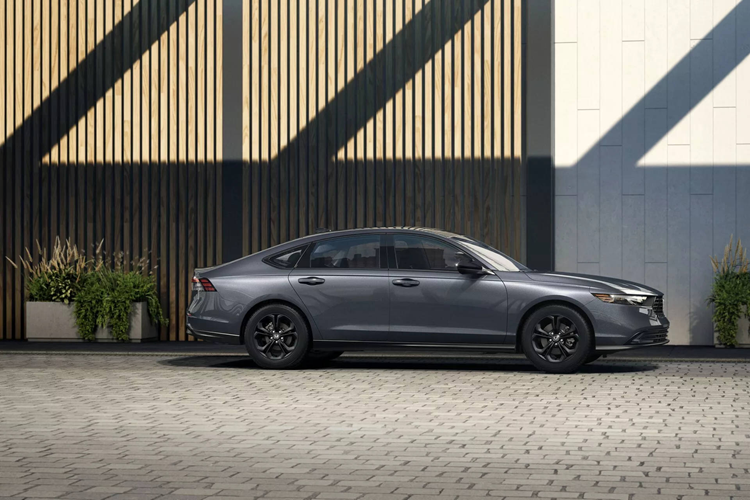 Ở đời 2025, Honda Accord tại Mỹ loại bỏ cấu hình EX để thay bằng một cấu hình mới mang tên SE với những nét thể thao, năng động, khỏe khoắn hơn. Accord SE 2025 sở hữu các chi tiết ngoại thất như: gương chiếu hậu, ăng-ten vây cá mập và mâm hợp kim 17 inch đều được phủ màu đen, tạo nên diện mạo khác biệt so với những cấu hình còn lại trong danh mục sản phẩm Accord ở thị trường Mỹ.