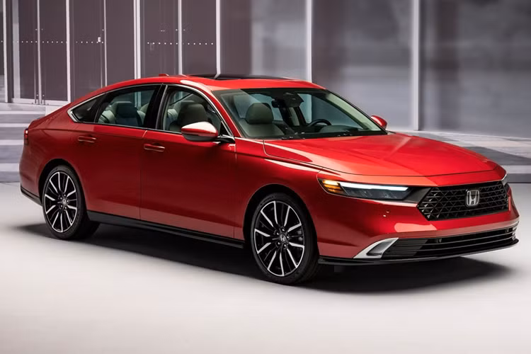 Về nội thất, bên trong khoang cabin của Honda Accord SE 2025 là hàng loạt tiện ích hiện đại. Có thể kể đến như: cụm đồng hồ kỹ thuật số 10,2 inch, màn hình giải trí 7 inch hỗ trợ Android Auto và Apple CarPlay. Ghế trước có sưởi, ghế lái có tính năng điều chỉnh 10 hướng.