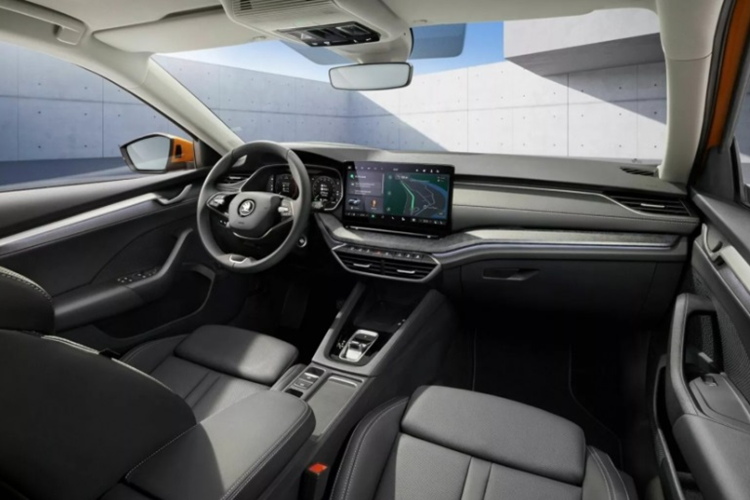 Có thể kể đến như: Màn hình kỹ thuật số 10 inch, màn hình thông tin giải trí 10 inch (có thể nâng cấp lên thành 13 inch). Xe có thêm các tùy chọn trang trí và chất liệu thân thiện với môi trường. Ở phiên bản RS thể thao, hàng ghế trước được bọc da lộn màu đen, đi cùng các đường chỉ đỏ làm điểm nhấn.