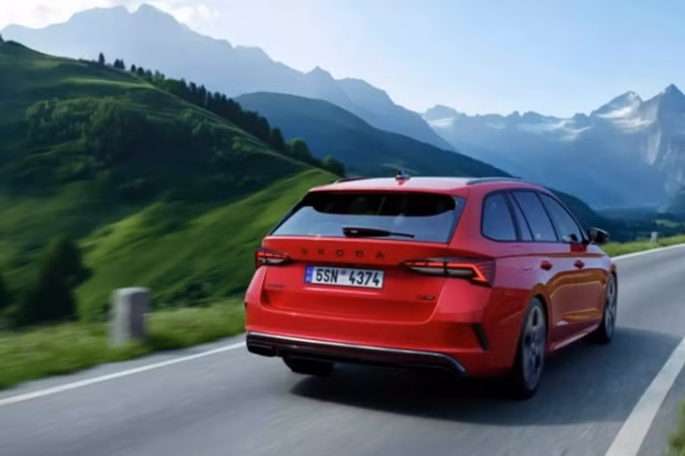 Về trang bị an toàn, Skoda Octavia 2024 được bổ sung hệ thống hỗ trợ lái ADAS mới nhất, bao gồm các tính năng như: hỗ trợ đỗ xe từ xa sẽ sớm có sẵn cùng với một trợ lý giọng nói AI dựa trên Chat GPT. Mức giá xe Skoda Octavia 2024 hiện chưa được công bố.