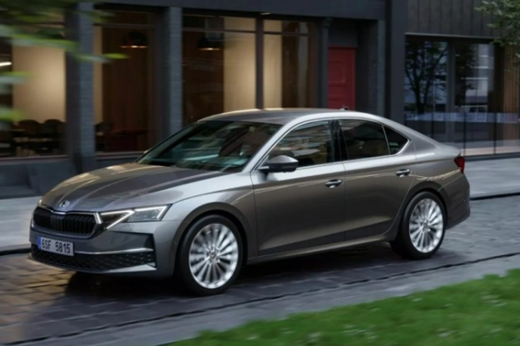 Trong khi đó, Octavia bản RS sẽ được trang bị động cơ 2.0 TSI nâng cấp tạo ra công suất 261 mã lực và mô-men xoắn cực đại là 370 Nm, đi kèm hộp số ly hợp kép DSG 7 cấp và hệ dẫn động cầu trước.