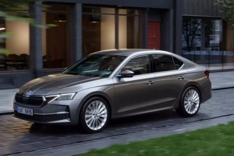 Trong khi đó, Octavia bản RS sẽ được trang bị động cơ 2.0 TSI nâng cấp tạo ra công suất 261 mã lực và mô-men xoắn cực đại là 370 Nm, đi kèm hộp số ly hợp kép DSG 7 cấp và hệ dẫn động cầu trước.