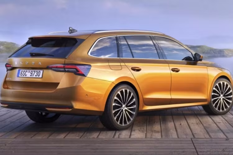 Ở phiên bản Skoda Octavia RS hiệu suất cao, cản trước của xe được thiết kế thể thao, hầm hố hơn, đi cùng ống thông gió hình tam giác và ống xả kép ở phía sau. Về nội thất, bên trong khoang lái của Skoda Octavia 2024 được trang bị nhiều tiện ích hiện đại.