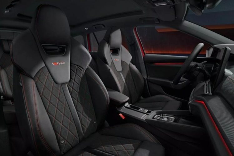 Xe còn có ốp giả sợi carbon, bàn đạp nhôm và vô lăng thể thao 3 chấu đi kèm logo RS. Ở lần nâng cấp này, phiên bản tiêu chuẩn sẽ được trang bị động cơ 1.5 TSI mạnh mẽ hơn cho công suất 114 mã lực và mô men xoắn 220 Nm. Động cơ đi cùng hộp số sàn 6 cấp. 