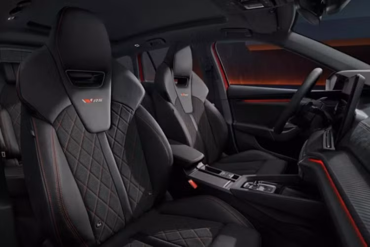 Xe còn có ốp giả sợi carbon, bàn đạp nhôm và vô lăng thể thao 3 chấu đi kèm logo RS. Ở lần nâng cấp này, phiên bản tiêu chuẩn sẽ được trang bị động cơ 1.5 TSI mạnh mẽ hơn cho công suất 114 mã lực và mô men xoắn 220 Nm. Động cơ đi cùng hộp số sàn 6 cấp. 