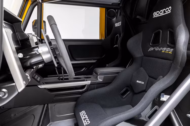 Nhà sản xuất cho biết, ý tưởng ban đầu về SV Rover là một chiếc xe đua trên sa mạc Baja, nhưng sau đó họ chuyển hướng sang phong cách siêu xe đường phố với 2 chỗ ngồi.