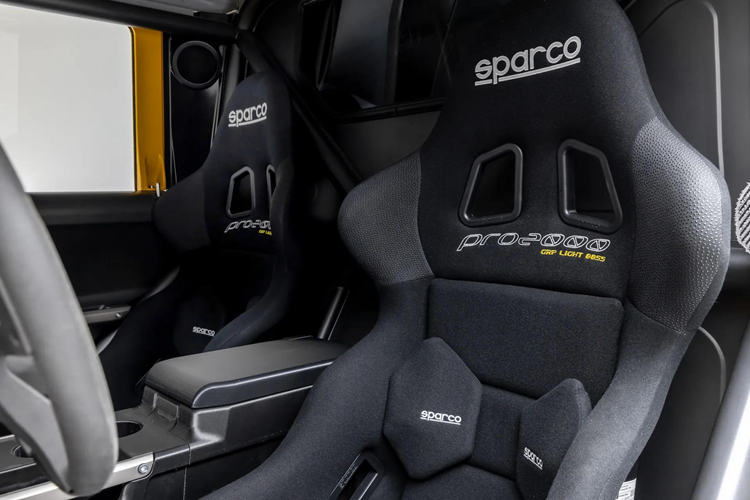 Kết quả là giờ đây SV Rover trở thành một siêu xe SUV gầm cao đúng nghĩa, có thể chinh phục nhiều dạng địa hình khác nhau ở mọi dải tốc độ từ thấp đến cao, đồng thời có thể chạy phố hợp pháp.