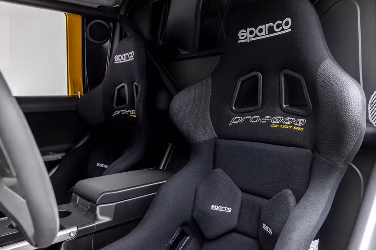 Kết quả là giờ đây SV Rover trở thành một siêu xe SUV gầm cao đúng nghĩa, có thể chinh phục nhiều dạng địa hình khác nhau ở mọi dải tốc độ từ thấp đến cao, đồng thời có thể chạy phố hợp pháp.