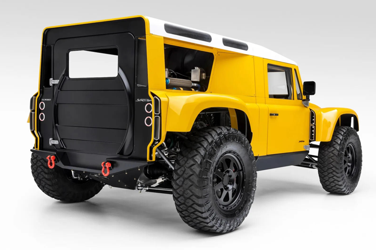 Đúng với tính chất của một chiếc xe địa hình, SV Rover sở hữu hệ dẫn động hai cầu với hộp số phụ, cho phép lựa chọn đầy đủ các chế độ hai cầu nhanh hoặc hai cầu chậm tùy ý muốn, cùng với khóa vi sai ở cả cầu trước và cầu sau.