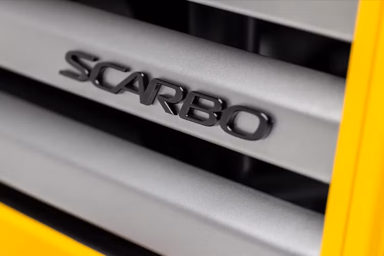 Nếu chọn trang bị động cơ xăng V8 tăng áp đặt giữa, xe sẽ có sức mạnh lên tới 1.100 mã lực và truyền sức kéo đến các bánh xe bằng hộp số tự động 8 cấp tích hợp lẫy chuyển số. Nếu là xe điện, tổng công suất hệ truyền động sẽ đạt 750 kW (1.005 mã lực) và được cung cấp năng lượng bởi bộ pin 75 kWh.