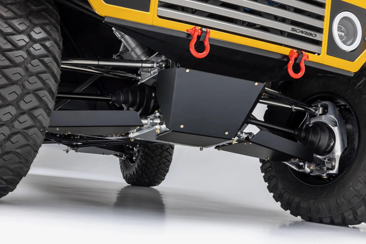 Ngoài ra, xe còn có dàn âm thanh DynAudio 10 loa và khoang chở đồ khá rộng rãi ở phía sau. SV Rover có thể vận hành theo 2 cách, bằng động cơ đốt trong truyền thống hoặc chỉ trang bị các mô-tơ điện.