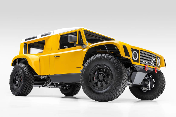 Mới đây, hãng này đã cho ra mắt mẫu xe thứ 3 của mình mang tên SV Rover hàng độc, với thiết kế lấy cảm hứng từ Land Rover Defender cổ điển và được kết hợp với những đường nét cơ bắp khỏe mạnh đậm chất Mỹ.