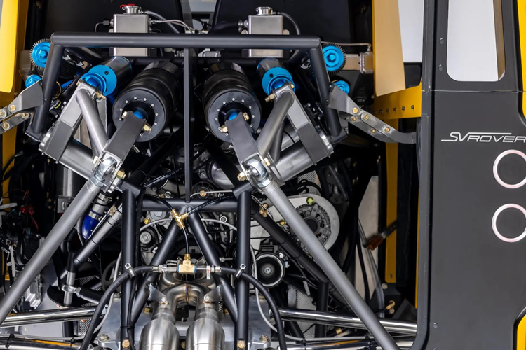 Thân xe được làm từ nhôm và sợi carbon giúp giảm khối lượng đến mức tối thiểu trong khi vẫn giữ được sự cứng chắc cần thiết. Hệ thống treo khí nén có khả năng điều chỉnh khoảng sáng gầm. Ở phía dưới là bộ lốp 40 inch gắn trên mâm 20 inch và phanh gốm carbon Brembo 6 piston 15,7 inch.