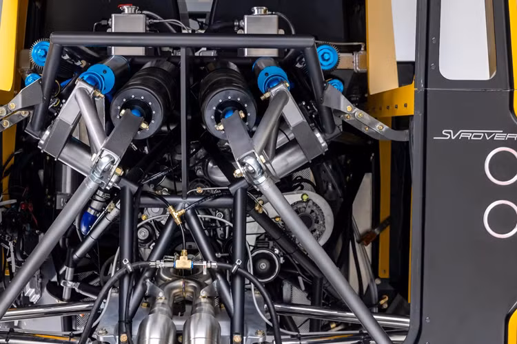 Thân xe được làm từ nhôm và sợi carbon giúp giảm khối lượng đến mức tối thiểu trong khi vẫn giữ được sự cứng chắc cần thiết. Hệ thống treo khí nén có khả năng điều chỉnh khoảng sáng gầm. Ở phía dưới là bộ lốp 40 inch gắn trên mâm 20 inch và phanh gốm carbon Brembo 6 piston 15,7 inch.